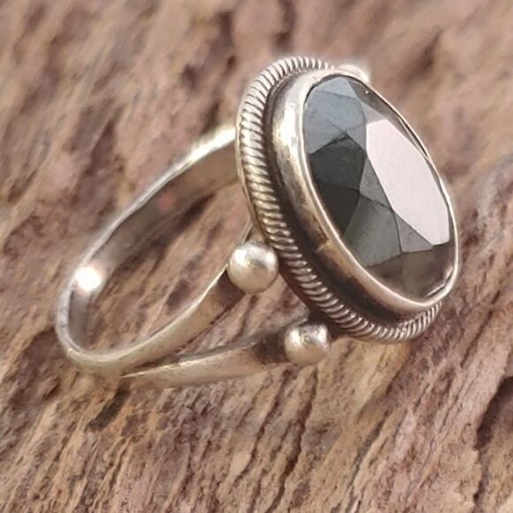 Vintage Black Faceted Spinal Oval Bezel Set Ring - Picture 3 of 6